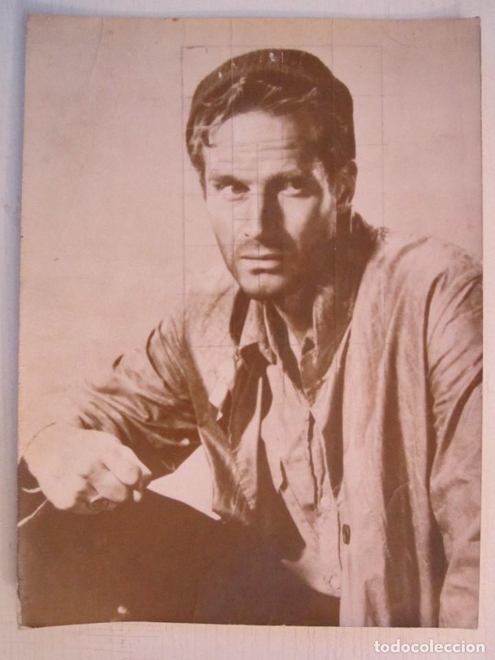 Cine: FOTO INEDITA DE 18X24 DE CHARLTON HESTON EN MISTERIO EN EL BARCO PERDIDO 1959