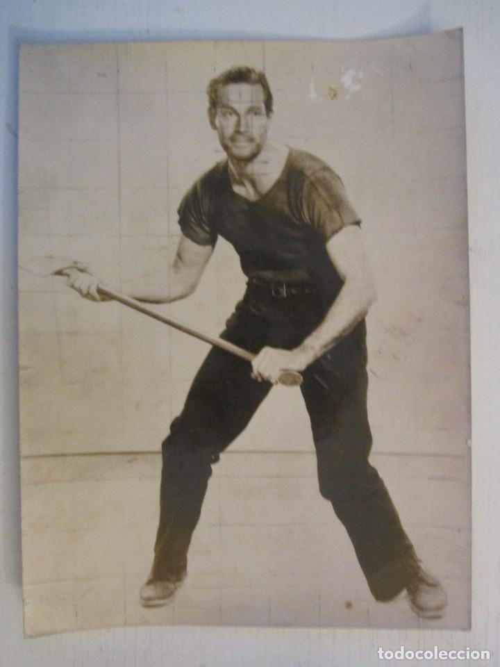 Cine: FOTO INEDITA DE 18X24 DE CHARLTON HESTON EN MISTERIO EN EL BARCO PERDIDO 1959