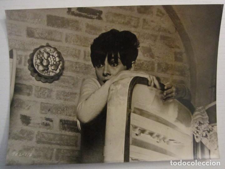 Cine: FOTO INEDITA DE 12X16 SOLA EN LA OSCURIDAD CO AUDREY HEPBURN