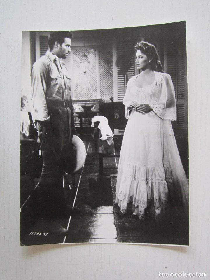 Cine: FOTO INEDITA DE 11X14 DE CUANDO RUGE LA MARABUNTA 1954 CON CHARLTON HESTON Y ELEANOR PARKER