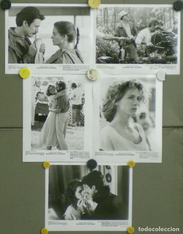 Kino: F14974D DURMIENDO CON SU ENEMIGO JULIA ROBERTS 5 FOTOS b/n ORIGINALES AMERICANAS