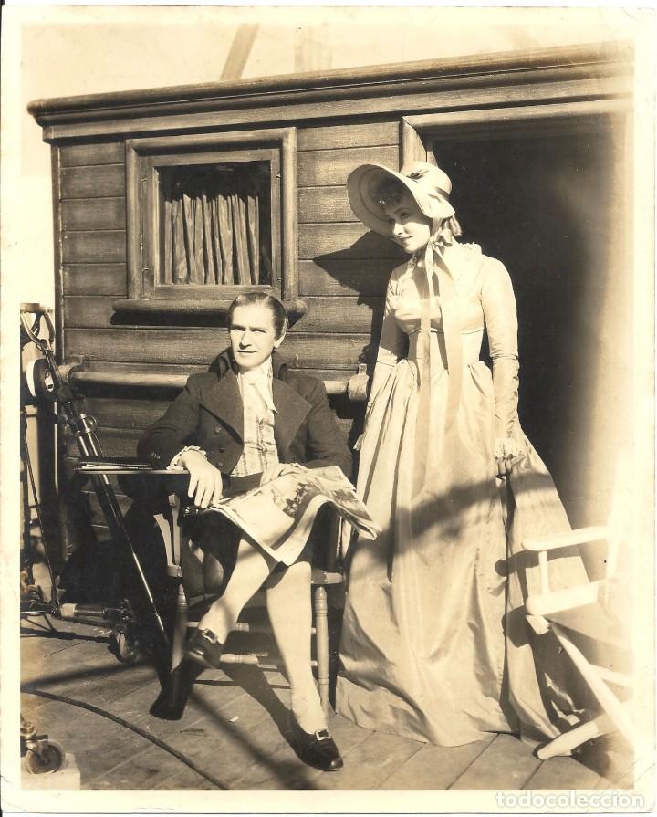 Kino: F23894D FREDRIC MARCH ALMA LLOYD EL CABALLERO ADVERSE EN EL SET FOTO B/N ORIGINAL AMERICANA