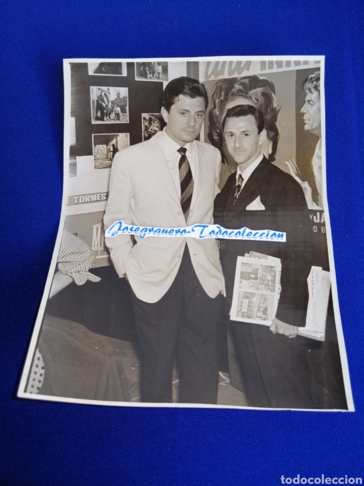 Kino: ACTOR EDUARDO DE SANTIS CON PERIODISTA CARTELES DE CINE AL FONDO FOTOGRAFIA