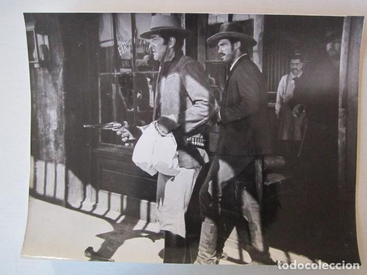 Cine: FOTO INEDITA DE 18X24 LOOS 4 HIJOS DE KATY ELDER USA 1965 DE HENRY HATHAWAY CON JOHN WAYNE Y DEAN MA