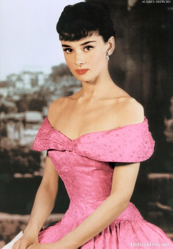 Cine: FOTO AUDREY HEPBURN - ROME, ITALY 1953. poses for a publicity still 'Roman Holiday'. - 13x18cm