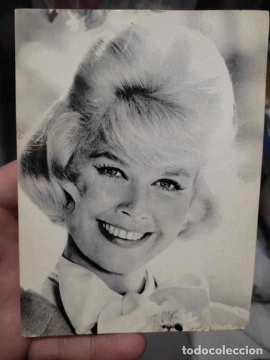 Cine: DORIS DAY FOTO FICHA ROMANTICA 15,5 X 11 ,5 CMS APROX PROMOCIONAL REVISTA A&Ntilde;OS 50
