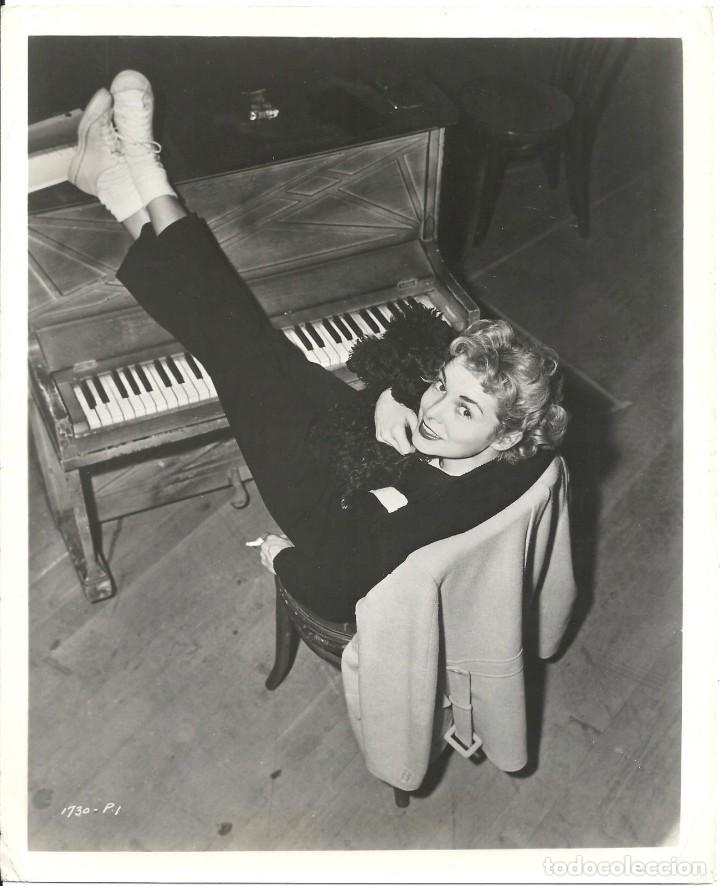 Kino: F21224D JANET LEIGH WALKING MY BABY BACK HOME PIANO EN EL SET FOTO B/N ORIGINAL AMERICANA