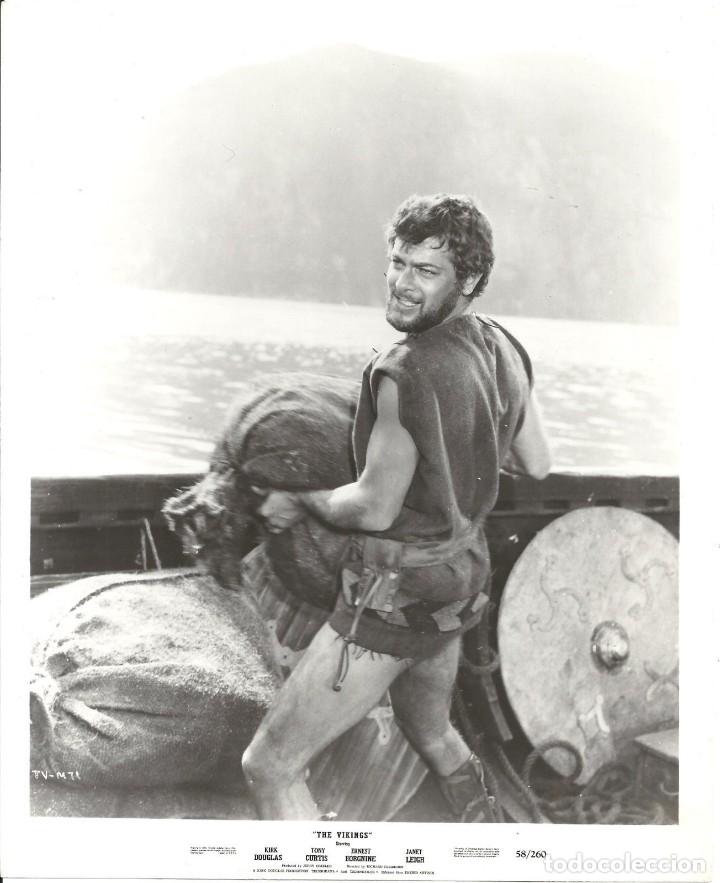Kino: F21217D TONY CURTIS LOS VIKINGOS FOTO B/N ORIGINAL AMERICANA