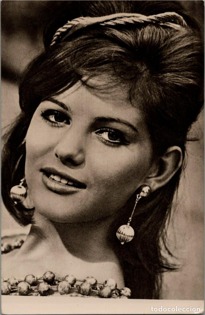 Cine: Claudia Cardinale - Abril 1939 - La chica de la maleta - Ed. RAKER n&ordm; 304 - 139x91mm.