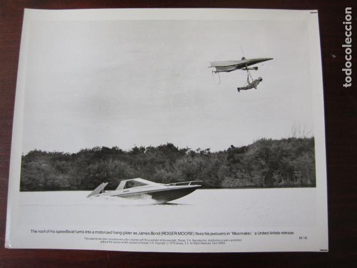 Cine: 007 Moonraker - foto original b/n - James Bond scene - Roger Moore