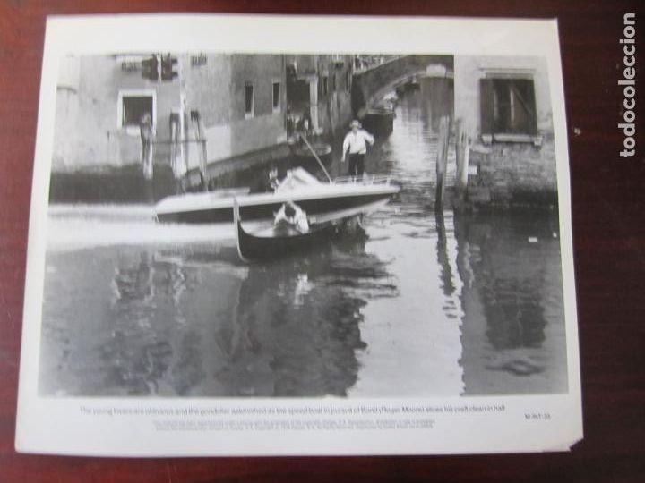 Cine: 007 Moonraker - foto original b/n - James Bond Venecia scene - Roger Moore