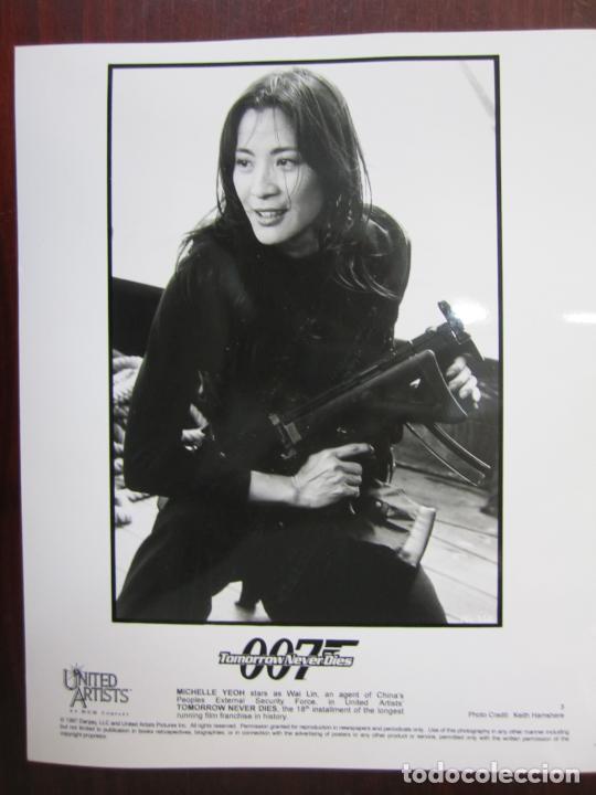 Cine: 007 El ma&ntilde;ana nunca muere - foto original b/n - James Bond - Michelle Yeoh