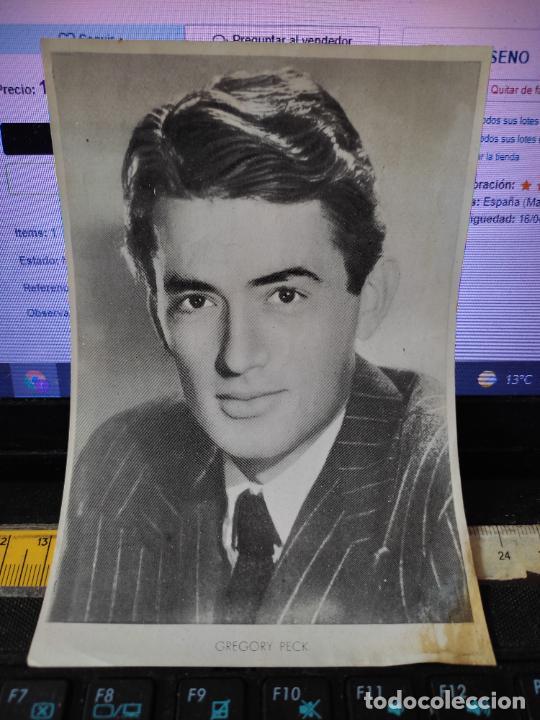 Cine: GREGORY PECK FOTO CROMO PAPEL FINO ALGUNA MANCHA 14,5 X 10 CMS