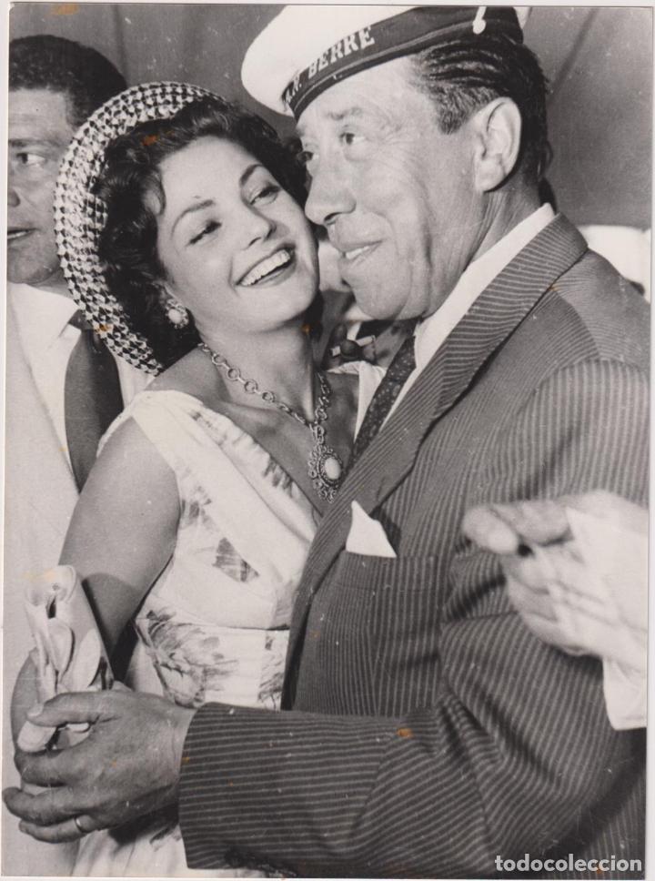 Cine: Fotograf&iacute;a (24x18) Carmen Sevilla y Fernandel. Al dorso: En el rodaje del Amor de Don Juan