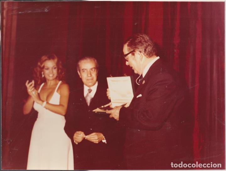 Cine: Carmen Sevilla. Fotograf&iacute;a (18x24 cms.) Gala de Quiroga. 6 Nov. 1976. Sevilla, Lope de Vega