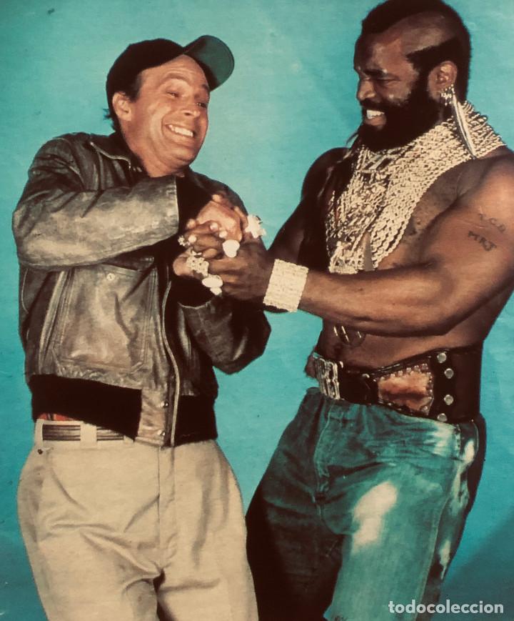Cinema: Fotograf&iacute;a de Murdock y M.A. Baracus. Serie de TV 'El Equipo A'. Tama&ntilde;o postal. Recorte de prensa.