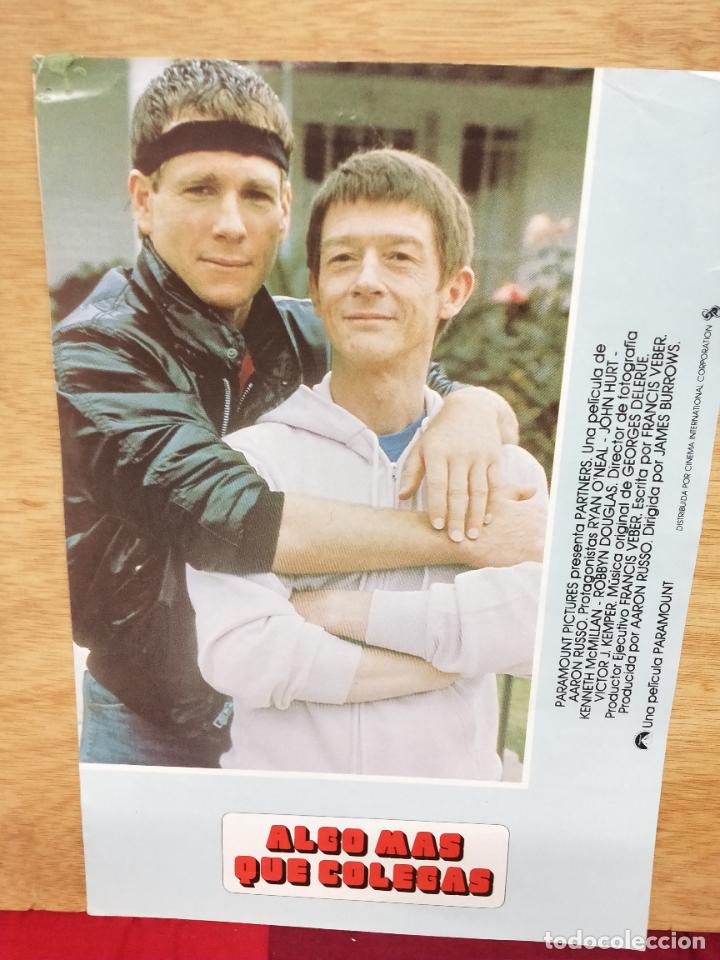 Cinema: ALGO MAS QUE COLEGAS. RYAN O'NEIL - JOHN HURT. FOTOCROMOS 24 X 34 CM.