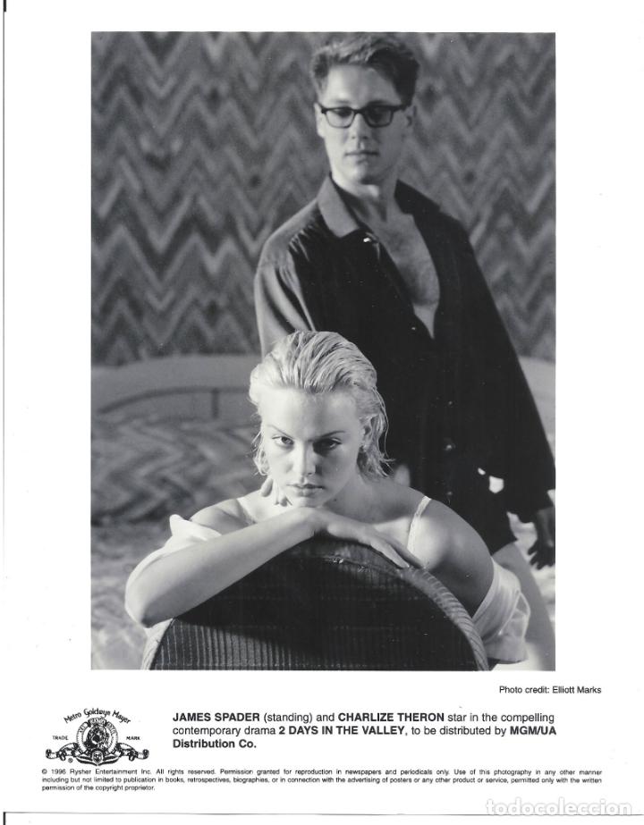 Kino: F32563 JAMES SPADER CHARLIZE THERON 2 DIAS EN EL VALLE FOTO B/N ORIGINAL AMERICANA