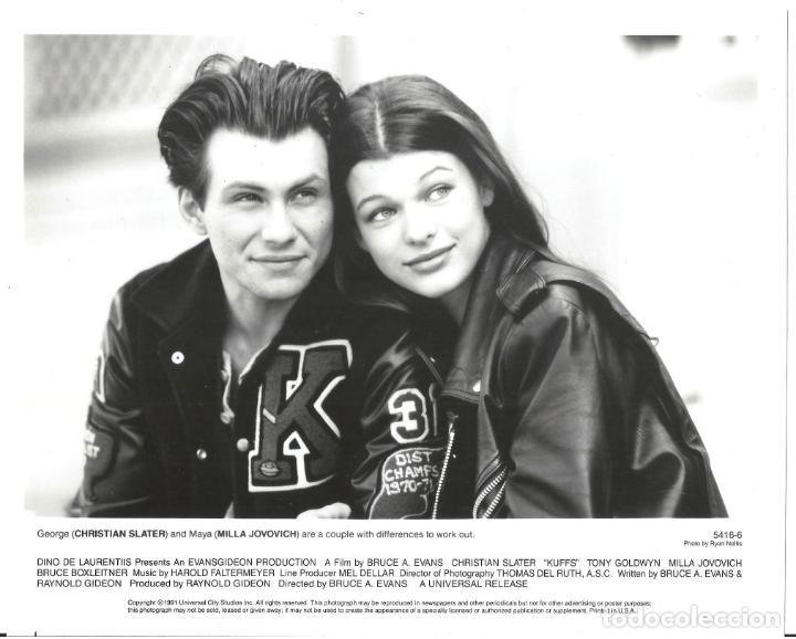 Cin&eacute;ma: F32834 CHRISTIAN SLATER MILLA JOVOVICH KUFFS POLI POR CASUALIDAD FOTO B/N ORIGINAL AMERICANA