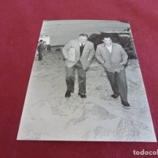 Cinema: FOTO MATE (11 X 15) 1957 DALÍ Y GALA EN PORTLLIGAT SON VISITADOS POR WALT DISNEY Y ESPOSA. Lote 362059540