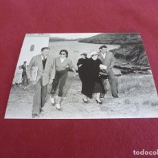 Cinema: FOTO MATE (11 X 15) 1957 DALÍ Y GALA EN PORTLLIGAT SON VISITADOS POR WALT DISNEY Y ESPOSA. Lote 362059620