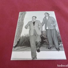 Cinema: FOTO MATE (11 X 15) 1957 DALÍ Y GALA EN PORTLLIGAT SON VISITADOS POR WALT DISNEY Y ESPOSA. Lote 362059955