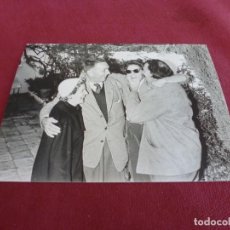 Cinema: FOTO MATE (11 X 15) 1957 DALÍ Y GALA EN PORTLLIGAT SON VISITADOS POR WALT DISNEY Y ESPOSA. Lote 362059975