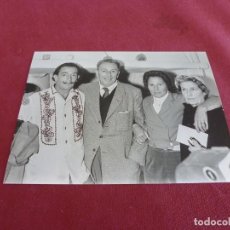Cinema: FOTO MATE (11 X 15) 1957 DALÍ Y GALA EN PORTLLIGAT SON VISITADOS POR WALT DISNEY Y ESPOSA. Lote 362060105