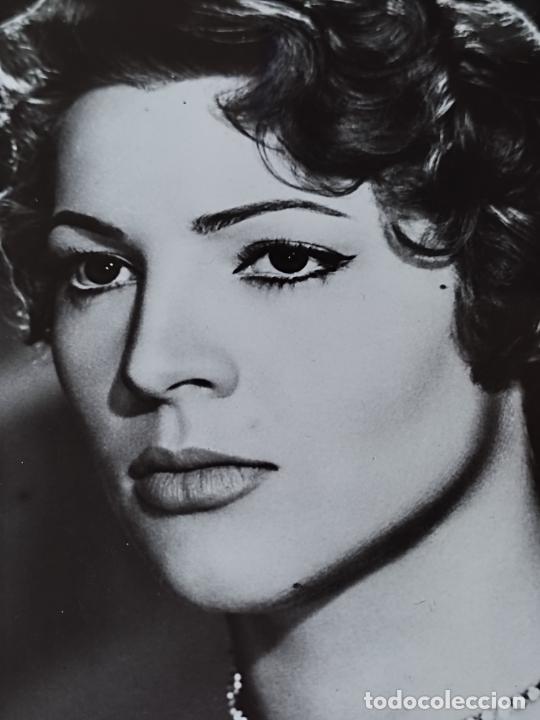 Cine: SARA MONTIEL MARAVILLOSA 1964 FOTO PRESS ORIGINAL 23,3 X 15,3 CMS DORSO SELLOS