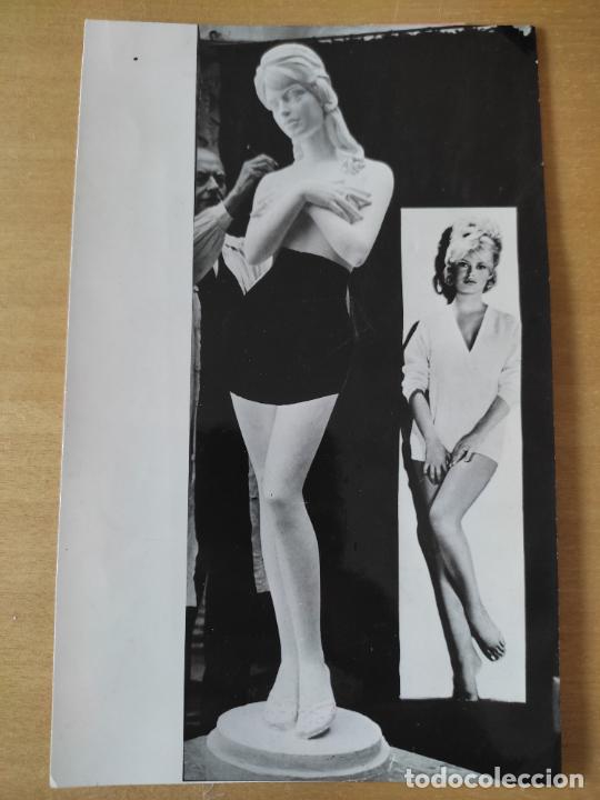 Cine: BRIGITTE BARDOT B B FOTO A&Ntilde;OS 60 DORSO SELLOS PRENSA ORIGINAL 17,5 X 11 CM SENSUA NATURALIDAD