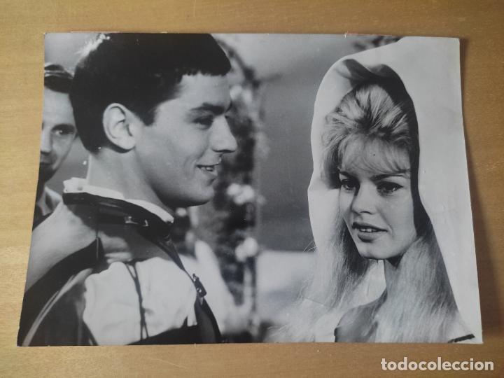 Cine: BRIGITTE BARDOT DELON B B 1961 CINE FOTO DORSO SELLOS AGENCIA ORIGINAL 13 X 18CM LEER VER FOTOS