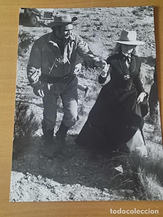 Cine: BRIGITTE BARDOT B B SEAN CONNERY 1968 FOTO DORSO SELLOS AGENCIA ORIGINAL 14,5 X 20,8CM VER LEER