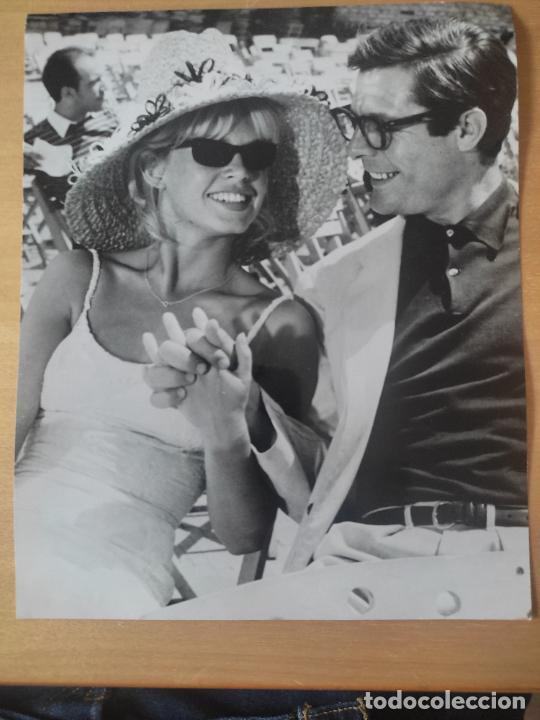 Cine: BRIGITTE BARDOT B B MASTROIANNI 1963 FOTO DORSO SELLOS AGENCIA ORIGINAL 17,2 X 21CM VER LEER