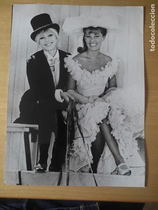 Cine: BRIGITTE BARDOT JEANNE MOREAU VIVA MARIA FOTO DORSO SELLOS AGENCIA ORIGINAL 18 X 24 CM VER LEER