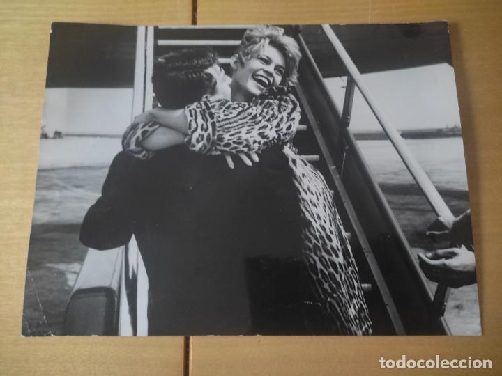 Cine: BRIGITTE BARDOT & HENRY VIDAL CINE UNA PARISINA FOTO SELLOS AGENCIA ORIGINAL 24 X 18 CM
