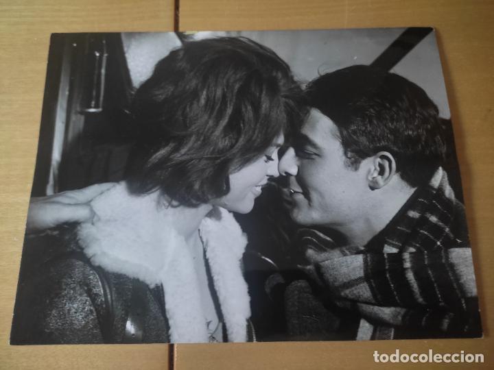 Cine: BRIGITTE BARDOT & J CHARRIER CINE BABETTE VA GUERRA FOTO SELLOS AGENCIA ORIGINAL 24 X 18,2 CM