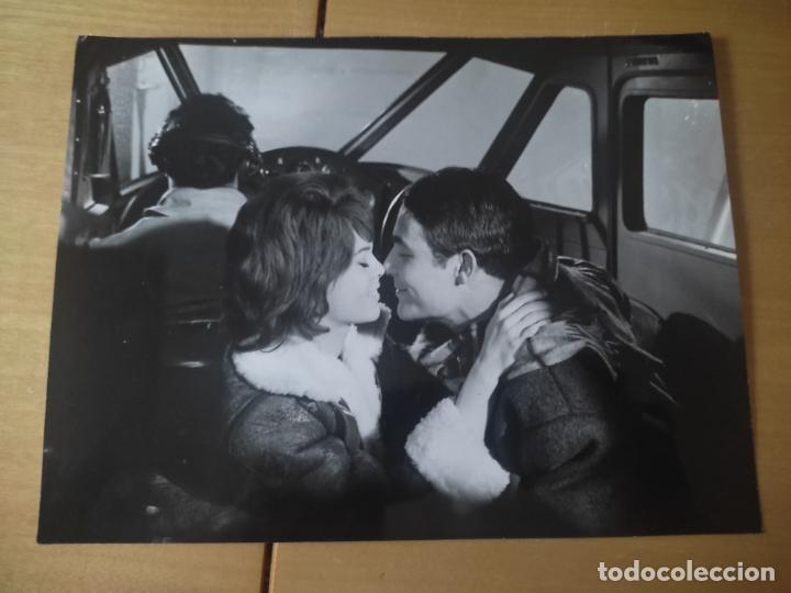 Cine: BRIGITTE BARDOT & J CHARRIER CINE * BABETTE VA GUERRA FOTO SELLOS AGENCIA ORIGINAL 24 X 18,2 CM