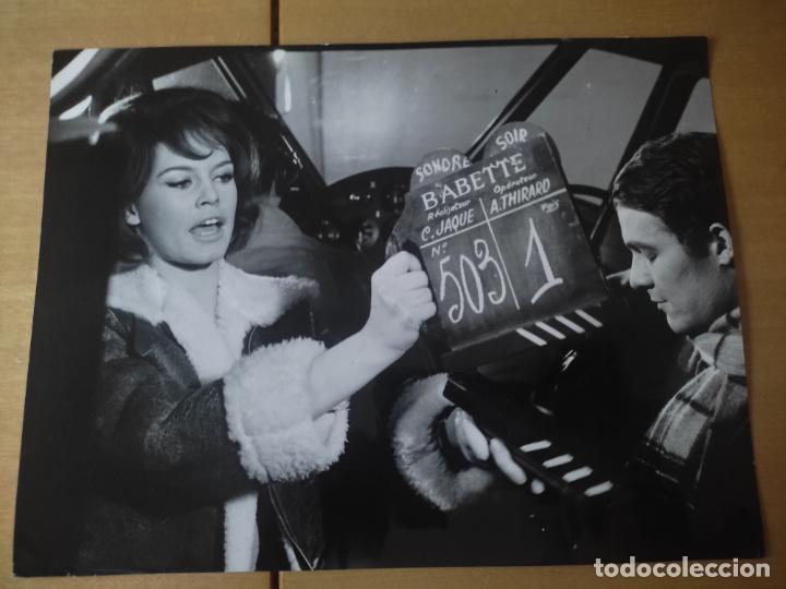 Cine: BRIGITTE BARDOT & J CHARRIER CINE CLAQUETA BABETTE GUERRA FOTO SELLOS AGENCIA ORIGINAL 24 X 18,2 CM