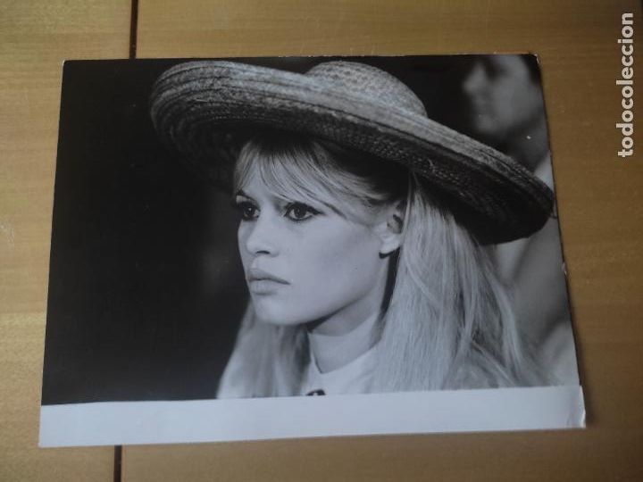 Cine: BRIGITTE BARDOT RODAJE VIVA MARIA 1965 FOTO SELLO AGENCIA ORIGINAL 23,8 X 18,2 CM