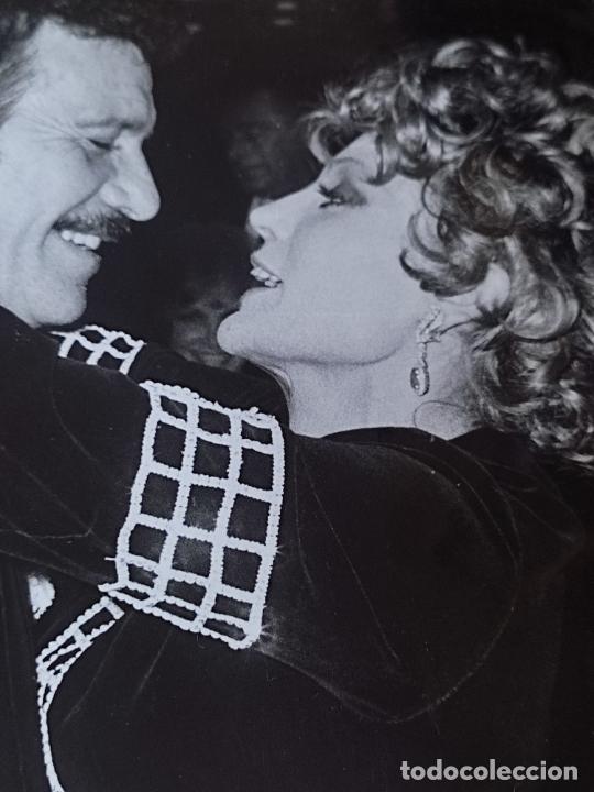 Cine: CARMEN SEVILLA FRANCISCO RABAL 1971 FOTO SELLO AGENCIA ORIGINAL 24 X 14,2 CM FOTOGRAFIA