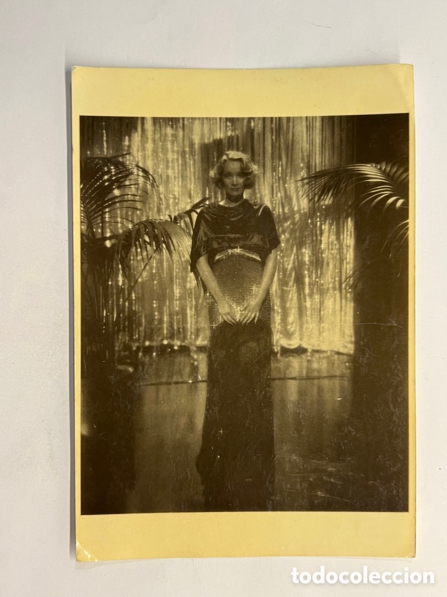 Cine: MARLENE DIETRICH. Actriz y cantante Alemana. Postal canadiense&hellip; (h.1960?) Med&iacute;das: 10,5 x 15