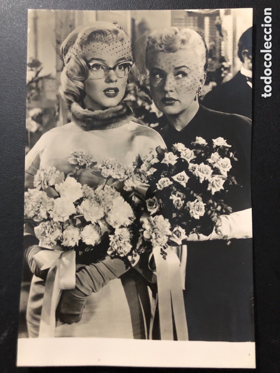 Cine: Antigua tarjeta postal de Marilyn monroe y Betty grable