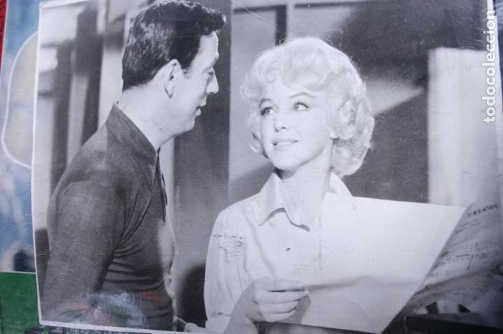 Cine: FOTOGRAFIA ORIGINAL DE PRENSA MARILYN MONROE IVES MONTAND 18X24CMS
