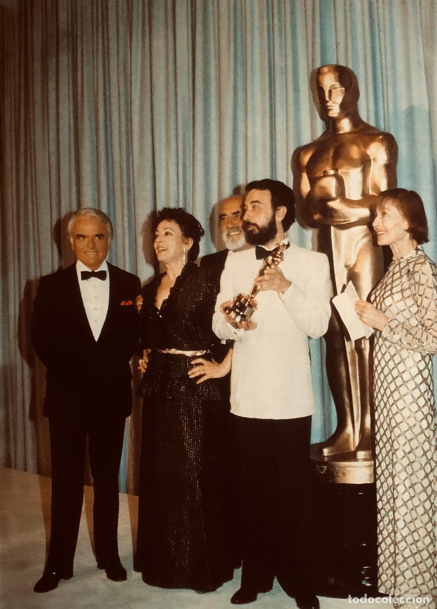 Cine: Fotograf&iacute;a de Jos&eacute; Luis Garci recibiendo el Oscar. P&aacute;gina de revista original a&ntilde;o 1992. Buen estado.