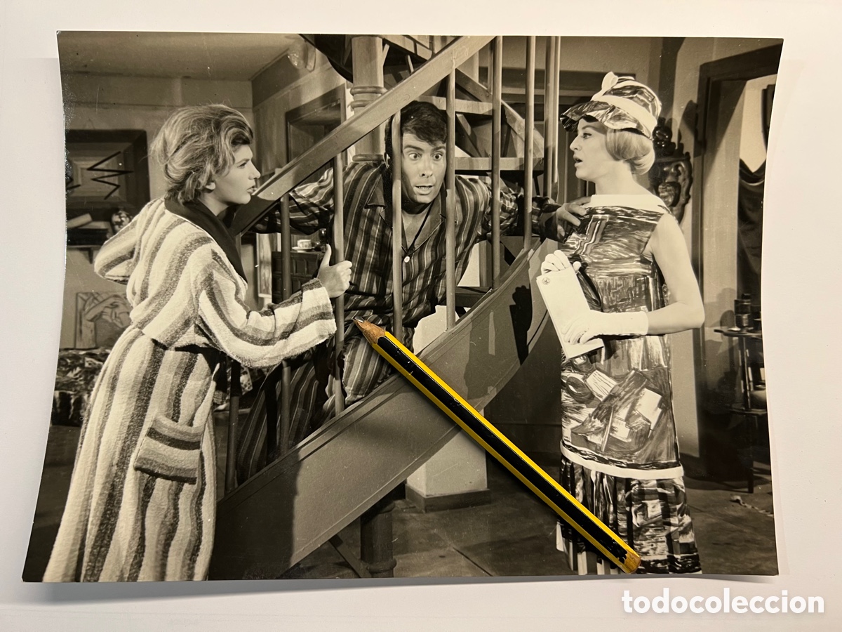 Cine: ANT&Ocirc;NIO PRIETO Y ACTORES de la pel&iacute;cula LA P&Eacute;RGOLA DE LAS FLORES (a.1965) Med&iacute;das:24 x 18