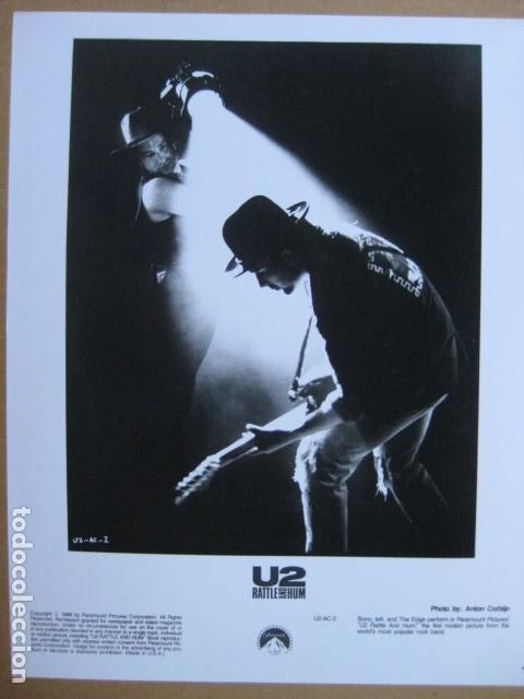 Cine: U2 rattle and hum - foto original b/n - bono and the edge perform