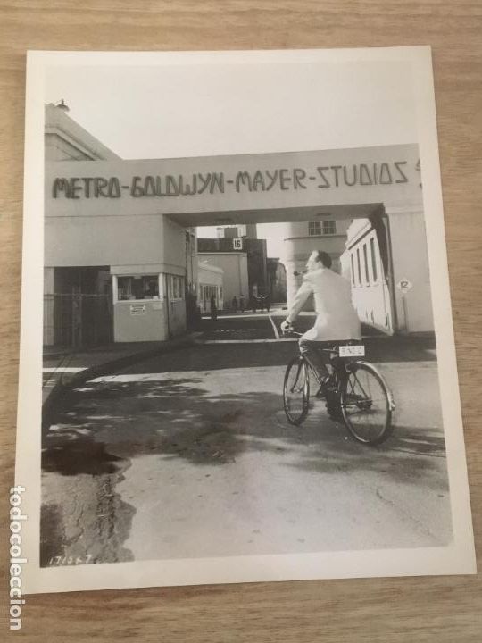 Cine: bing crosby metro goldwyn mayer descanso rodaje bicicleta foto antigua original B/N