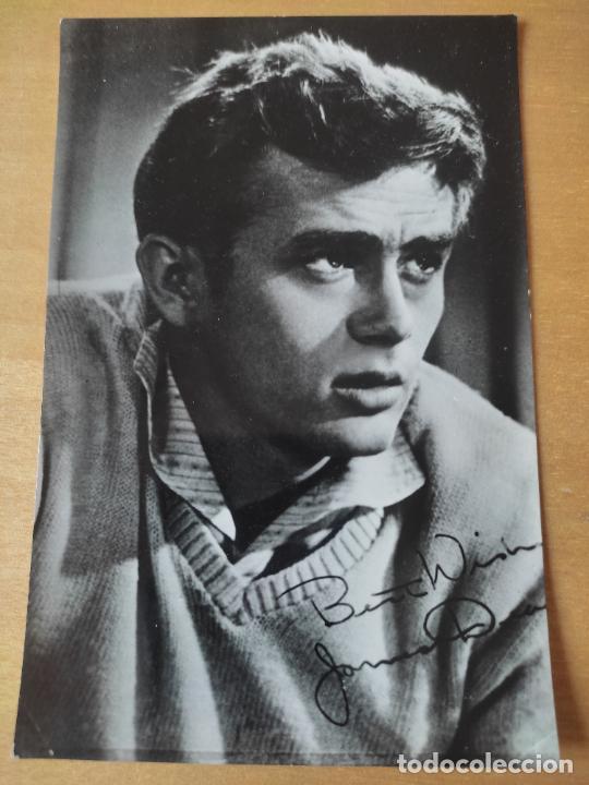 Cine: JAMES DEAN ED BERMEJO 6399 SC TARJETA FOTOGRAFICA 14 X 9,2 CMS AUTOGRAFO IMPRESO