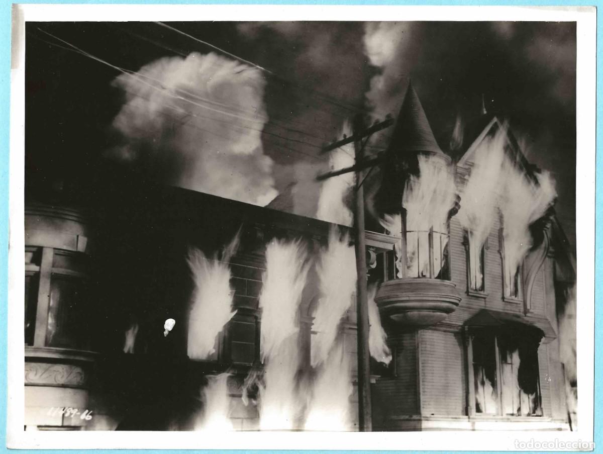 Cine: CASA EN LLAMAS. FOTOGRAF&Iacute;A (POSIBLEMENTE) DEL FILM LA GUERRA DE LOS MUNDOS, 1952