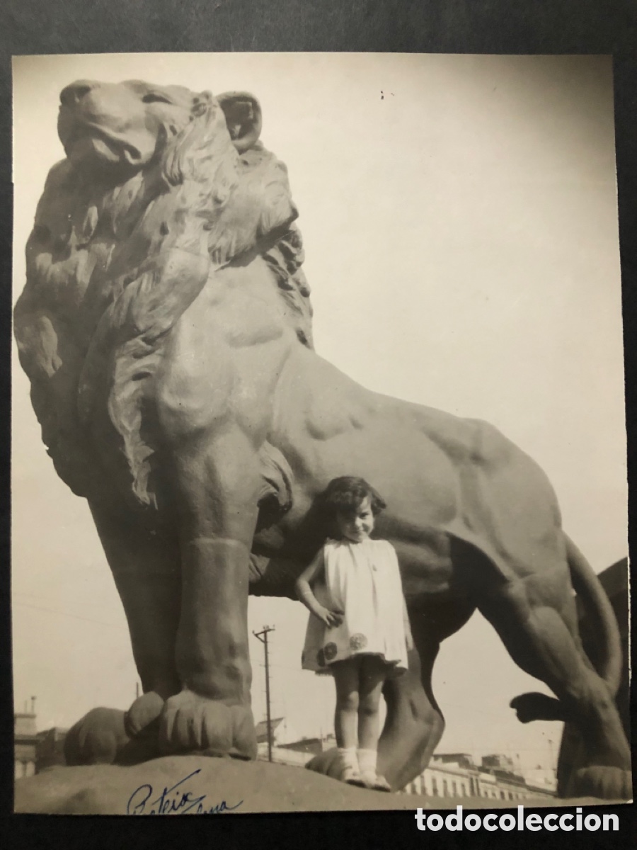 Cine: Foto original de la actriz infantil Raquel teixido leon monumento cristobal colon Barcelona 20x25 cm